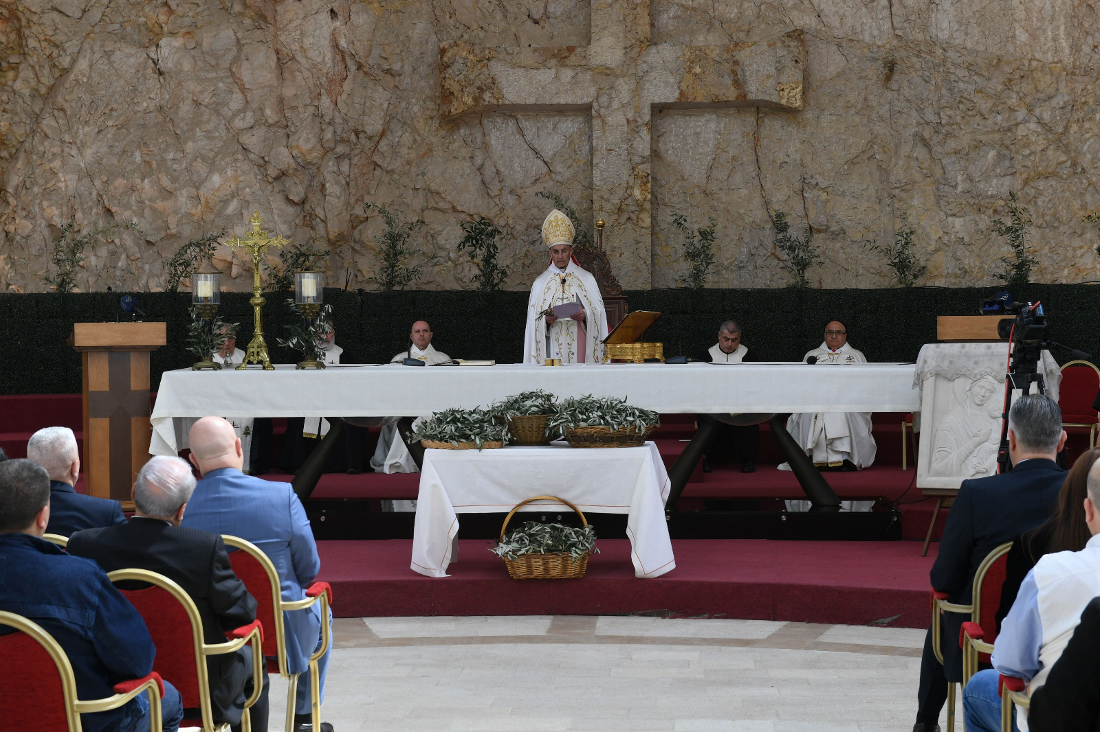 بالصور - زياحات الأطفال في الكنائس ورفع أغصان الزيتون بمناسبة الشعانين